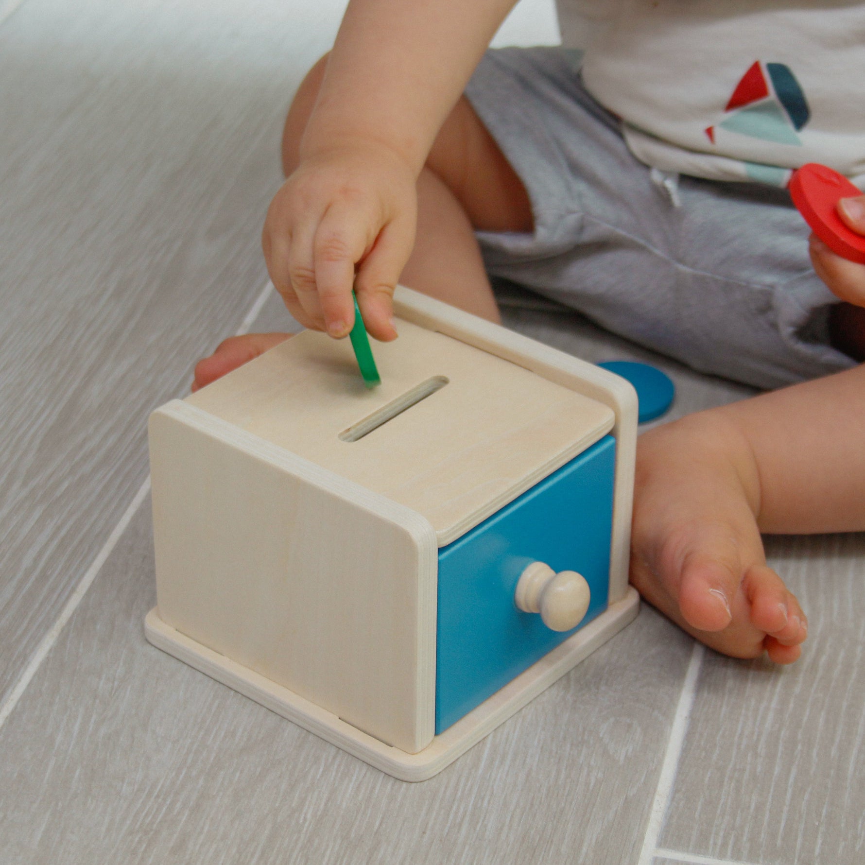 Boîte à formes Montessori : à quel âge, et pourquoi bébé n'y arrive pas encore
