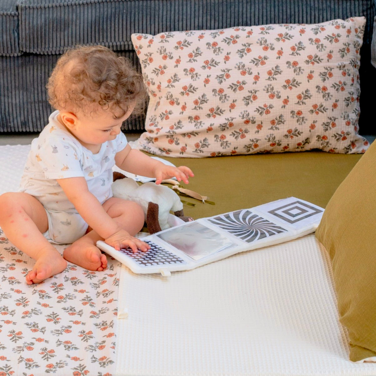 Livre noir et blanc pour bébé : pourquoi les contrastes captivent les nouveau-nés