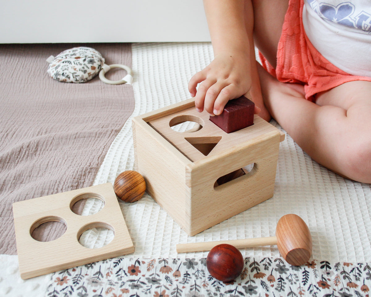 Boîte à forme Montessori : à quel âge bébé y arrive vraiment