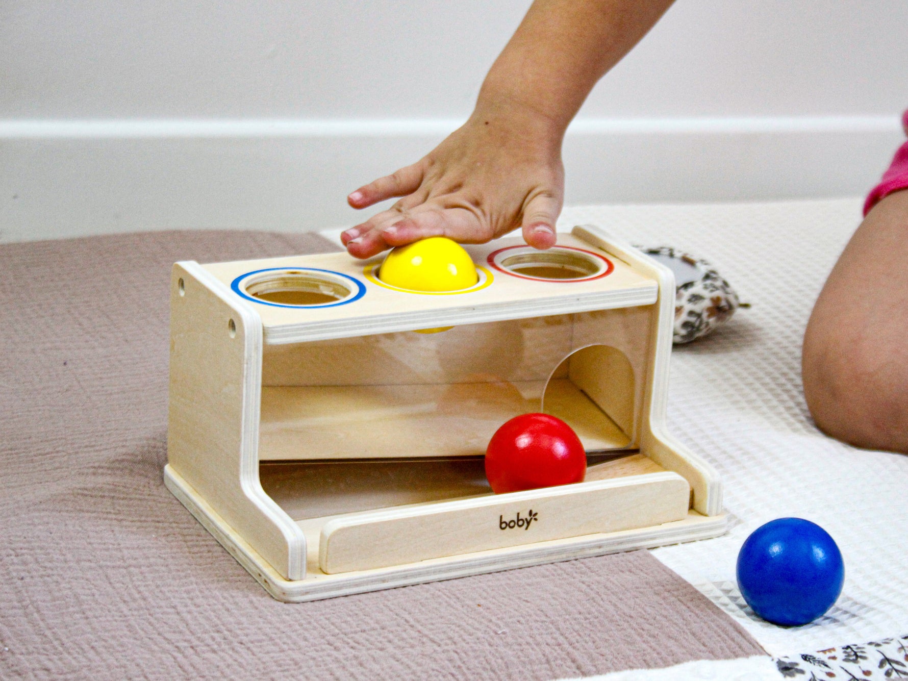 Cause-effet chez bébé : les jouets qui éveillent ce réflexe