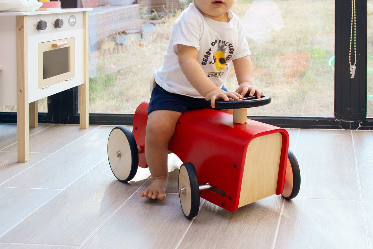 Chambre Montessori 6-12 mois : motricite, cubes en bois et chariot de marche