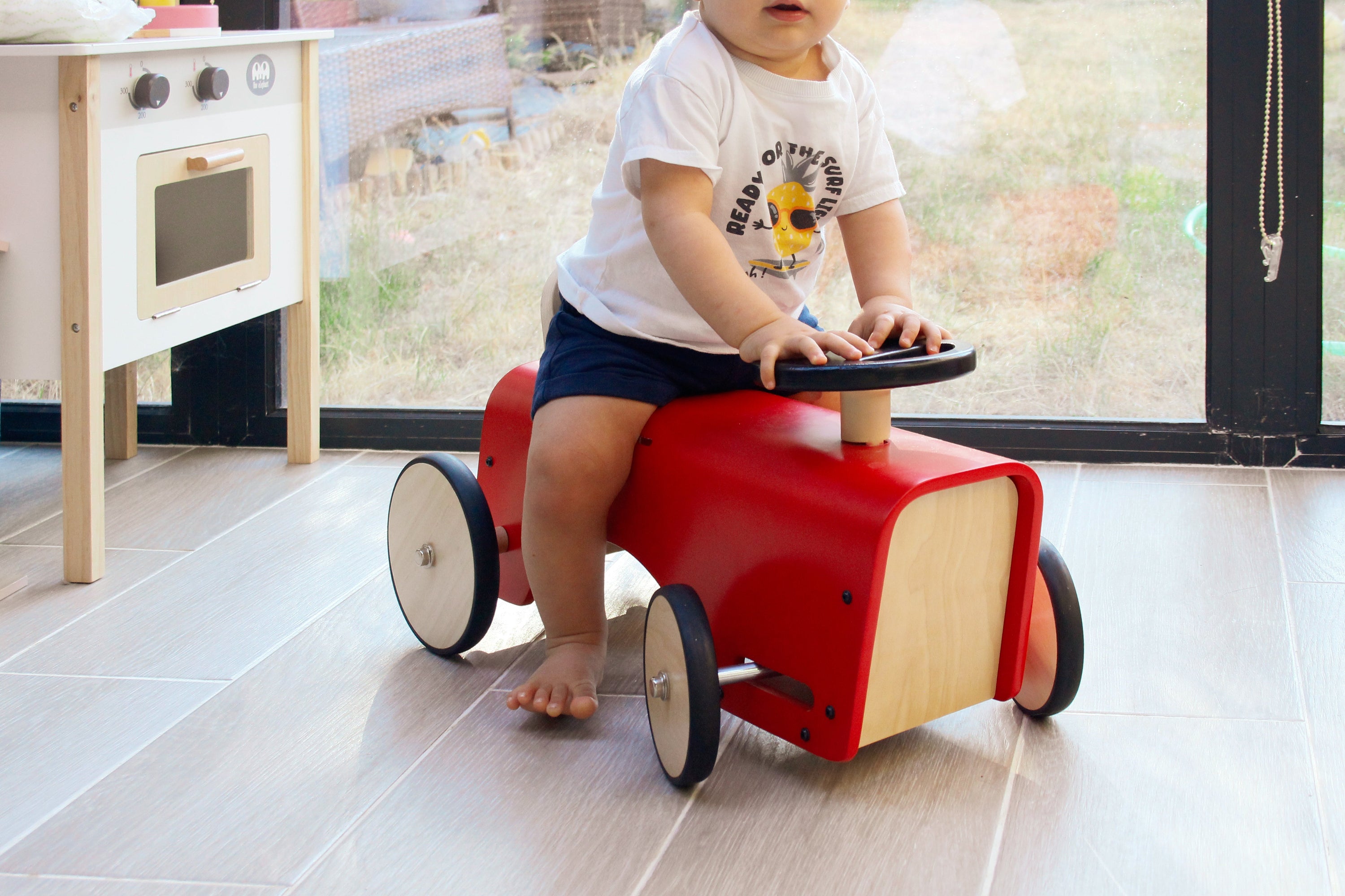 Chambre Montessori 6-12 mois : motricite, cubes en bois et chariot de marche