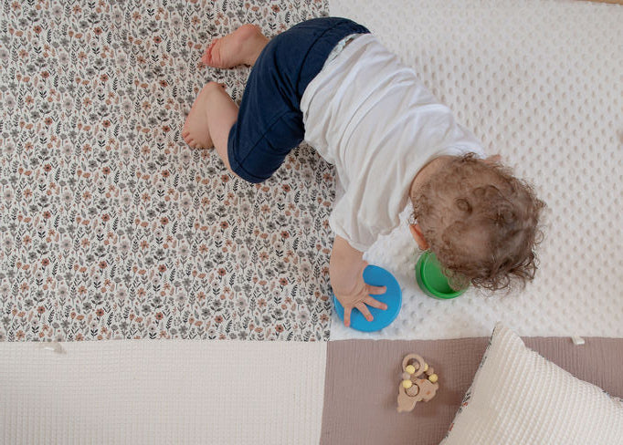 À quel âge bébé se retourne ? Les étapes et conseils pour l’accompagner