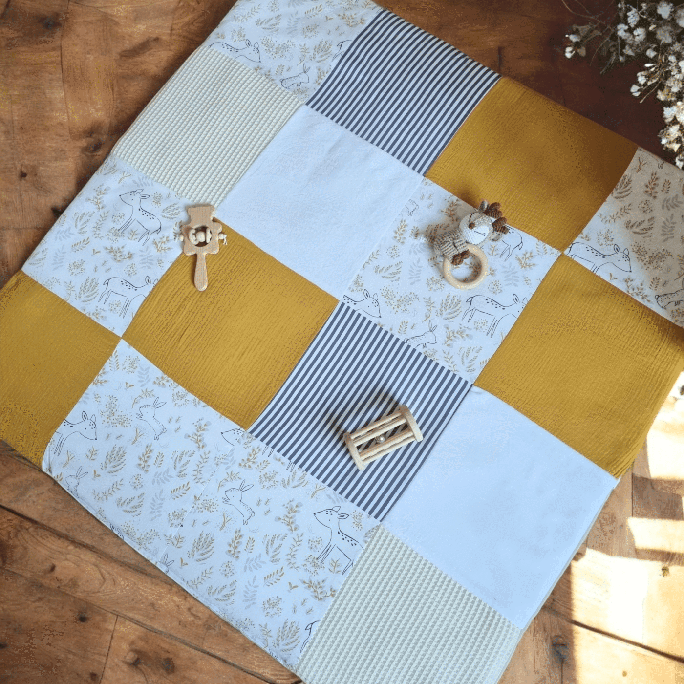 Le tapis d'éveil sensoriel biche et ocre