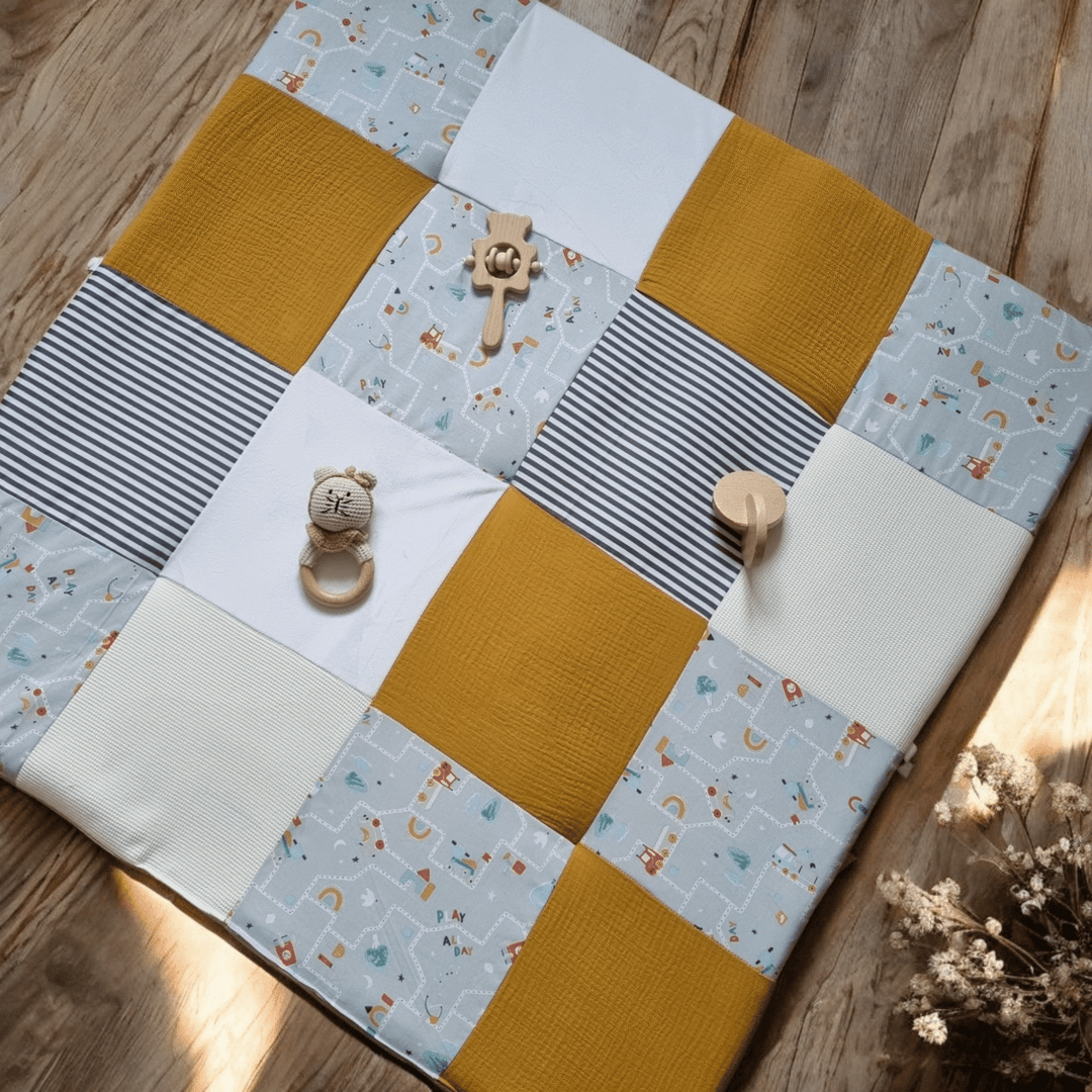 Le tapis Montessori gris et ocre, minimaliste et efficace