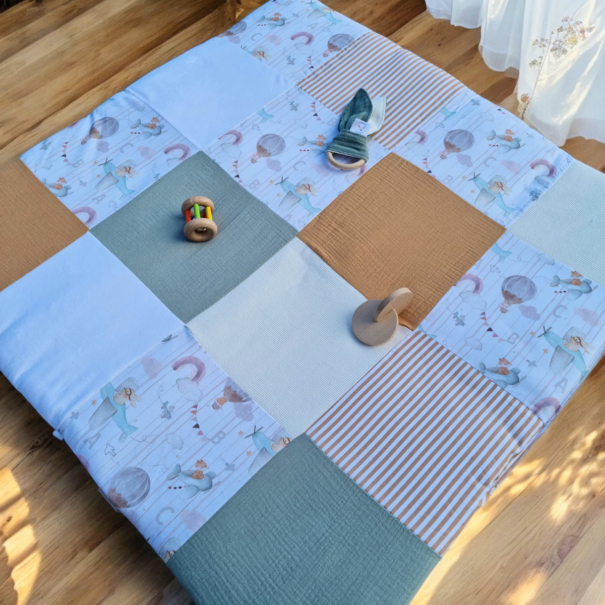 Tapis d’éveil coton bio motif montgolfières Biquette-Biquette