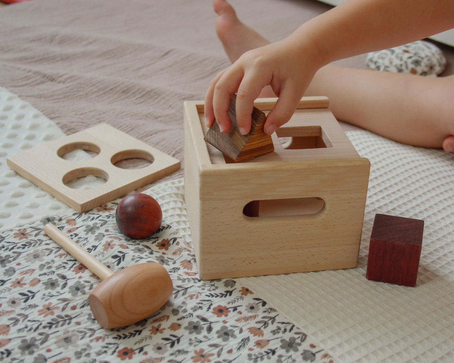 Cube de manipulation : formes et marteau