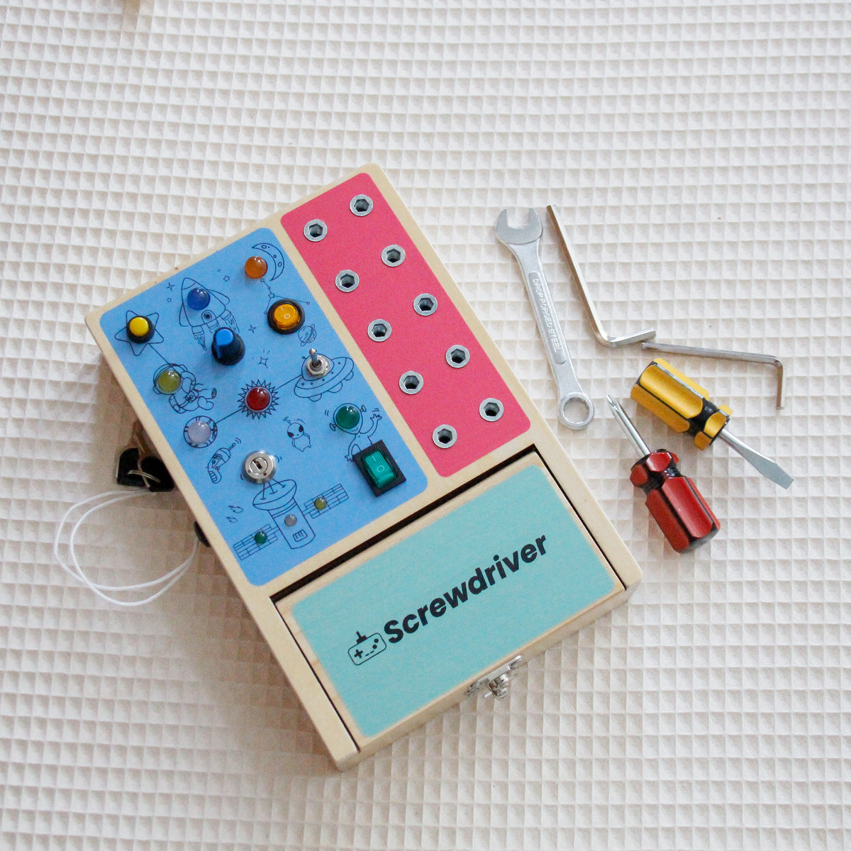 Busy Board enfant avec outils – Planche d’activités Montessori