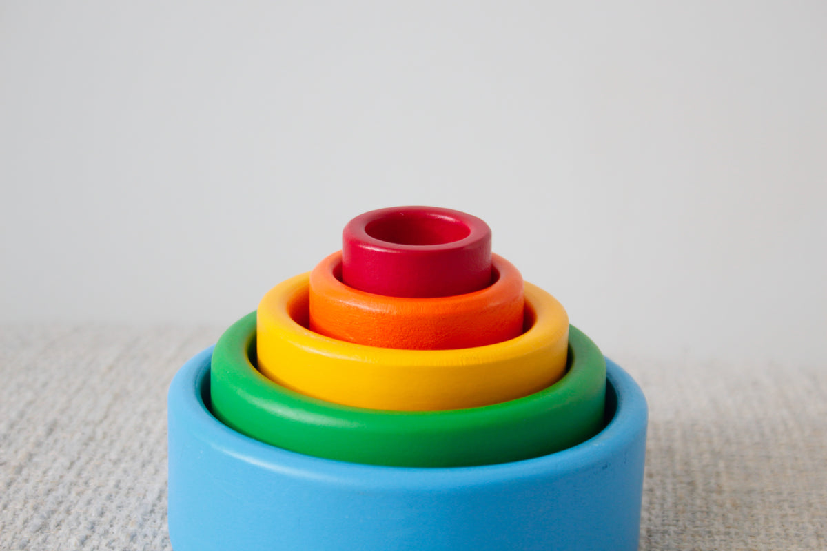 Gobelets gigognes bébé – Jeu d’éveil et de motricité