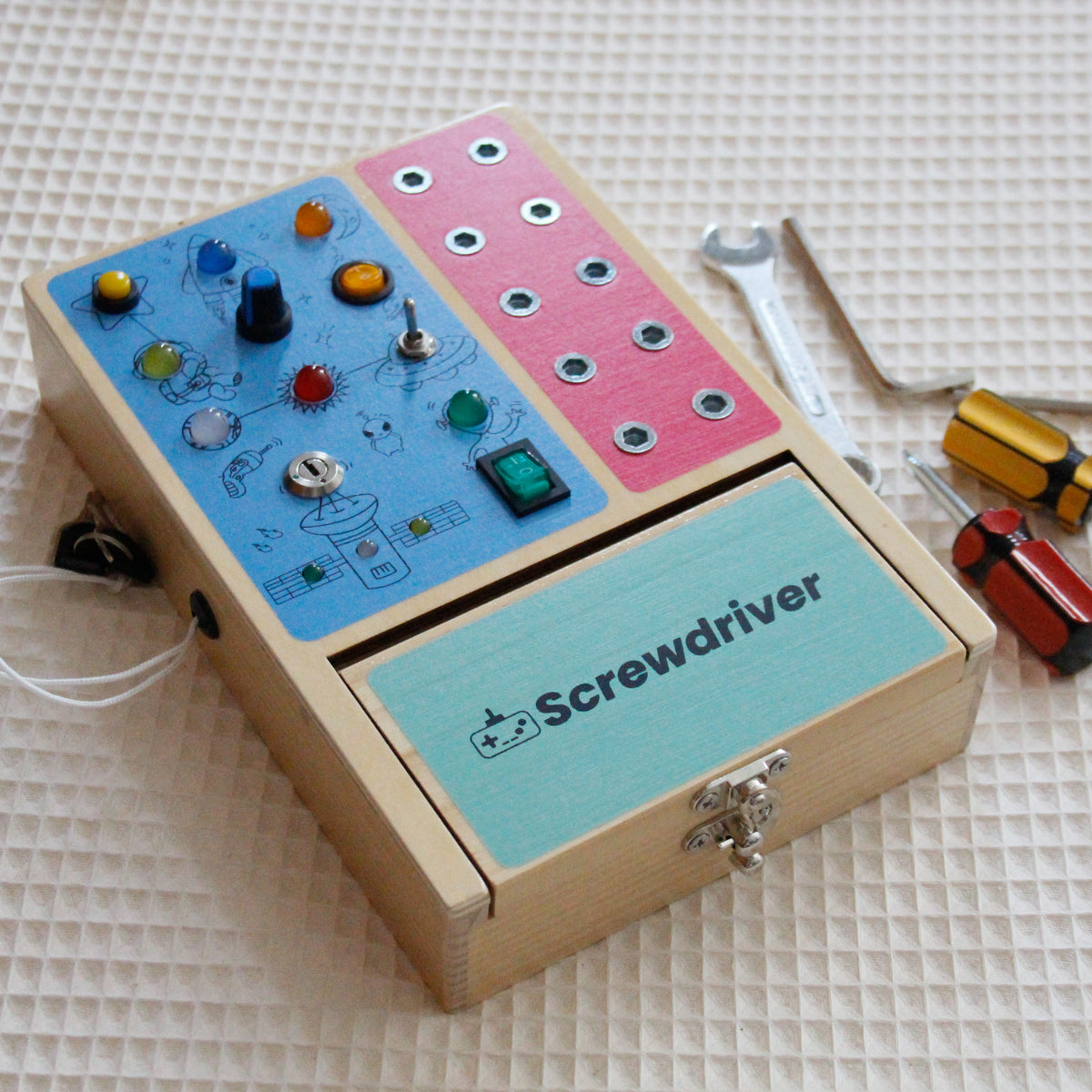 Busy Board enfant avec outils – Planche d’activités Montessori