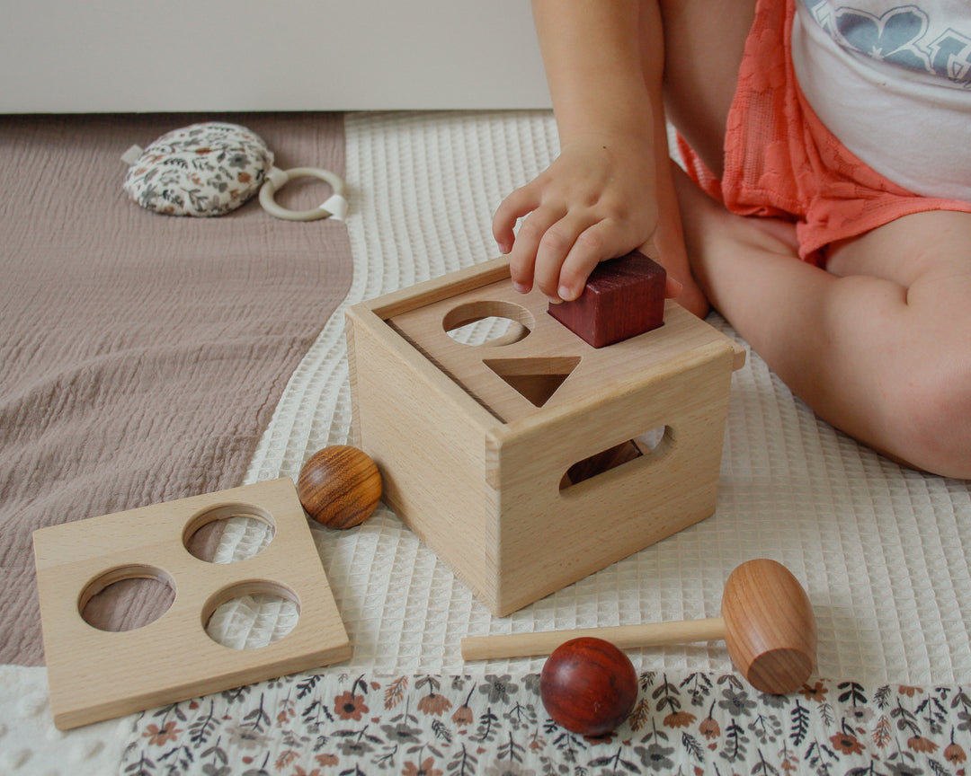 Cube de manipulation : formes et marteau