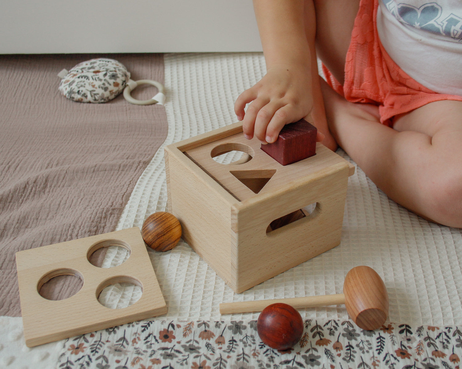 Cube de manipulation : formes et marteau