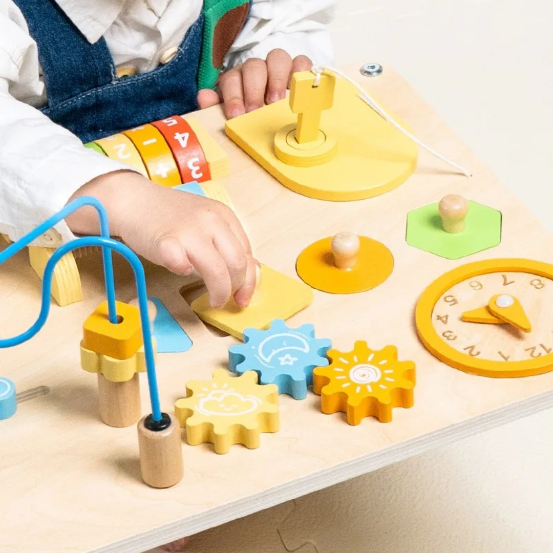 La table d'éveil à hauteur de bébé